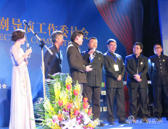 康洪雷导演代刘威葳领奖