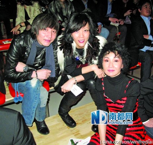  黎坚惠从事时尚传媒多年，与娱乐圈交集甚多，与达明一派、张曼玉、黄伟文、林奕华等都是好朋友。