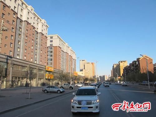 2014年4月15日松原自发送别老艺术家柏青的车队绵延几公里。