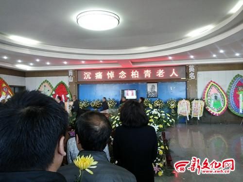 松原老艺术家柏青生前的亲人、朋友、同事，上千人赶来送她最后一程。