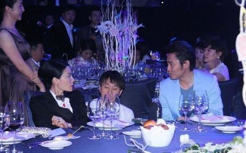 王菲与吴秀波在2012年嫣然天使基金晚宴上同桌聊天。（资料图）