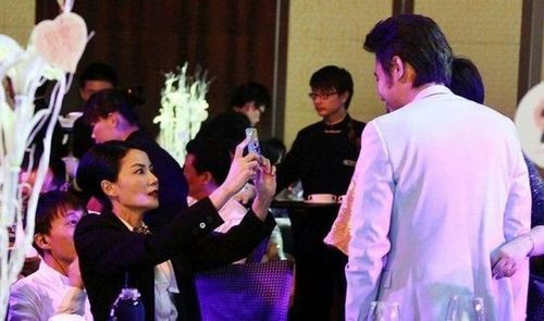 王菲帮吴秀波与粉丝合影。（资料图）