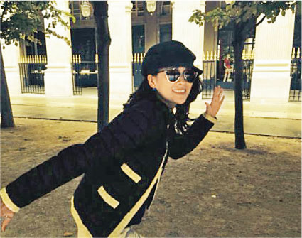 章子怡在公园里跟随一群法国人练八卦掌