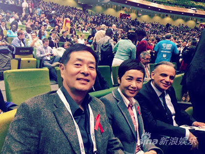 蒋雯丽、濮存昕和联合国艾滋病规划署负责人