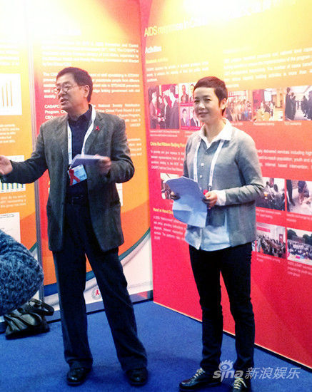 蒋雯丽和濮存昕在中国展台