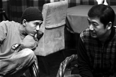 张国立（右）希望儿子能更好地发展，但张默却不愿多依赖父亲 