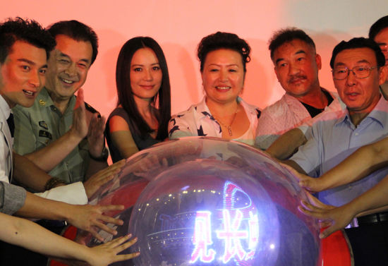 俞飞鸿与众人启动新剧开播仪式