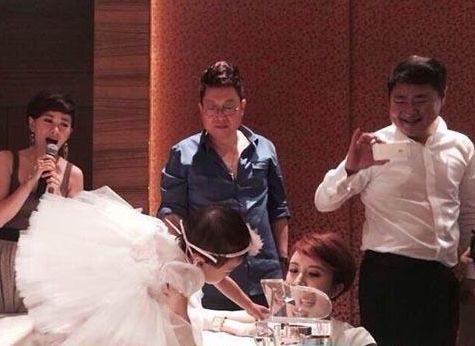 于冬金巧巧爱女抓周（图片来自网络）