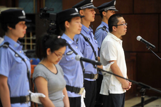 被告人杨秀宇、卢梅受审，在法庭上两人均认罪  摄/记者 曹博远