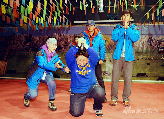 于晓光双手合十为病患祈祷