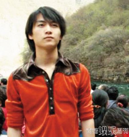 早前陈晓贴出自己的青年照，青涩的模样获得粉丝“果然是纯天然美男”的好评。