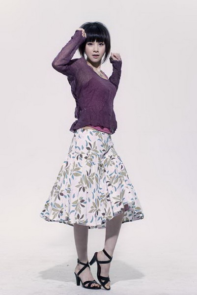 组图:何琳最新时尚写真出炉 百合般高雅淡定