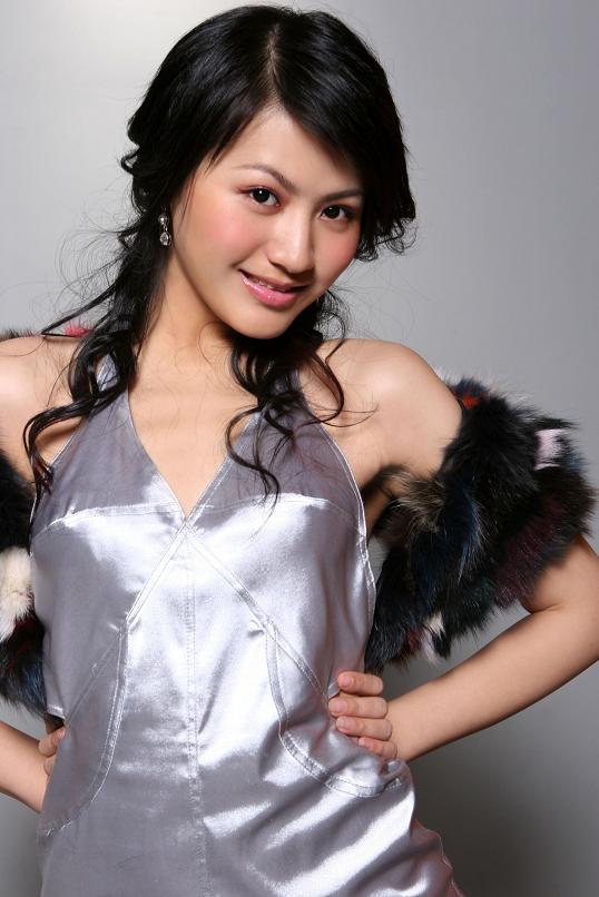 组图:杨渝渝奢华靡丽写真 演绎夜来女人香