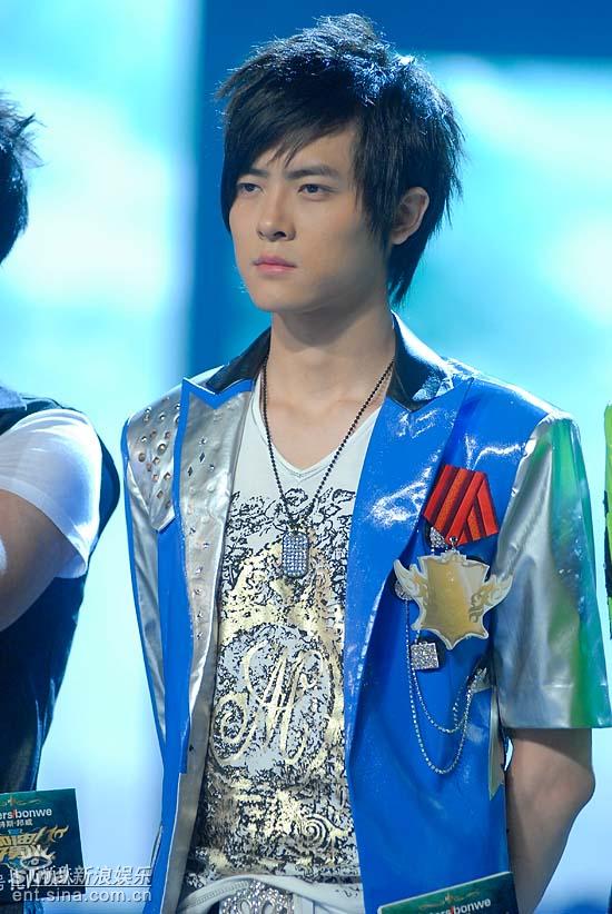 好男儿 (blog) (blog)》演艺选秀举行10进8的比赛.