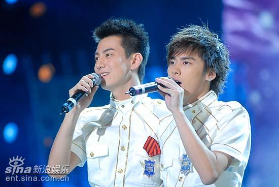 图文:好男10进8--张殿菲与李易峰演唱