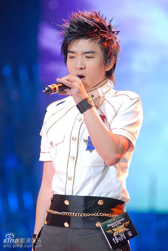 图文好男10进8比赛闫安为王睿助阵演唱