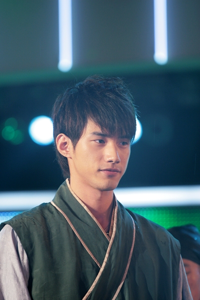 好男吴建飞人气高出席活动散发新星风采组图