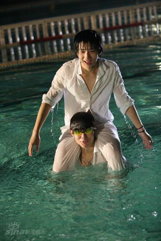 图文:好男湿身拍摄--选手嬉戏