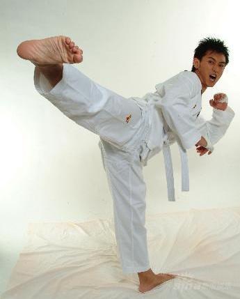 组图郑晓东踢出一片天地展示跆拳道训练成果