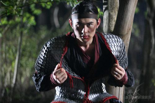 组图超级大配角王睿披盔甲演副将热到脱水