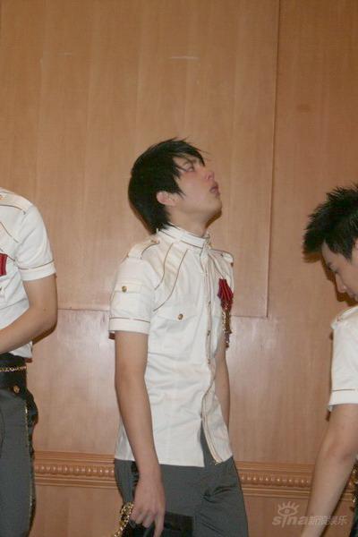 组图:兄弟相残井柏然台前哭到台后无法自拔