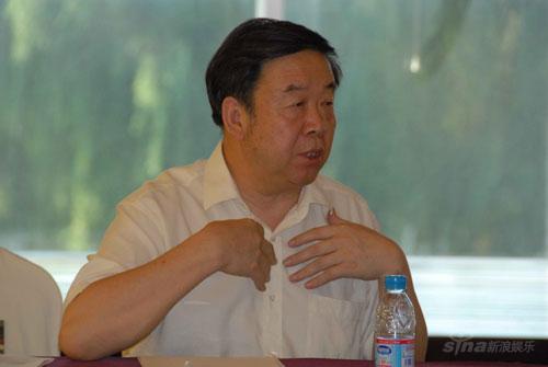 图文:艺人社会责任座谈会--相声演员阎月明主持