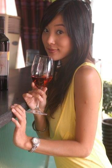 红酒美人符馨尹微醺状态让人陶醉组图