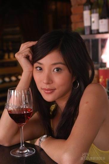 红酒美人符馨尹微醺状态让人陶醉组图