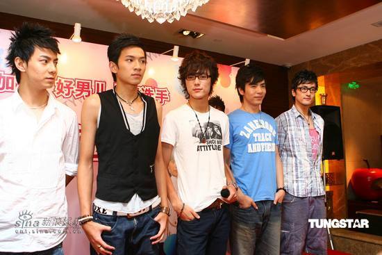 组图:好男儿上海签名售书 歌迷冒高温排队等待