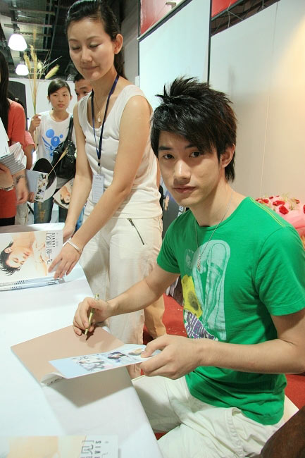 组图吴建飞写真销量领跑书展疯狂签售卖断市