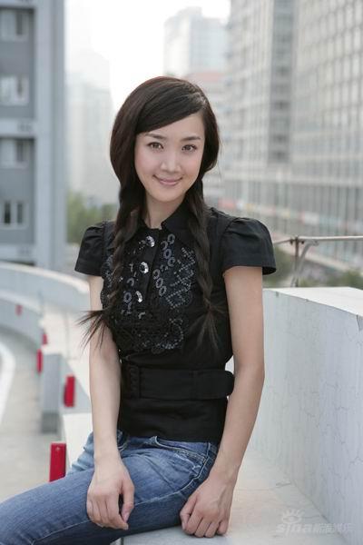 "甜美小花旦"李依晓清新靓丽纯情写真(组图)