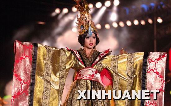 中国小姐张梓琳在三亚华宇皇冠假日酒店展示中国传统的华服