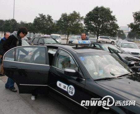 俞灏明乘机场出租前往婚宴现场
