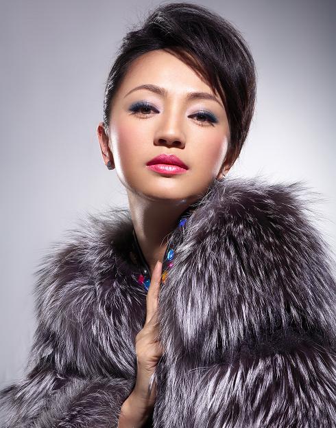 罗海琼展现欧式贵族风情