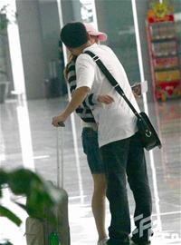 胡静机场热吻曝光恋情