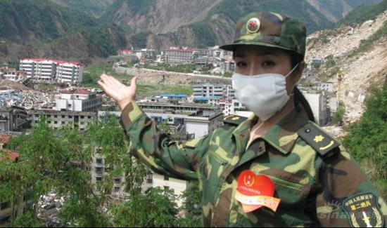 李丹阳一线慰问半个月 体力透支坚持演出(组图)