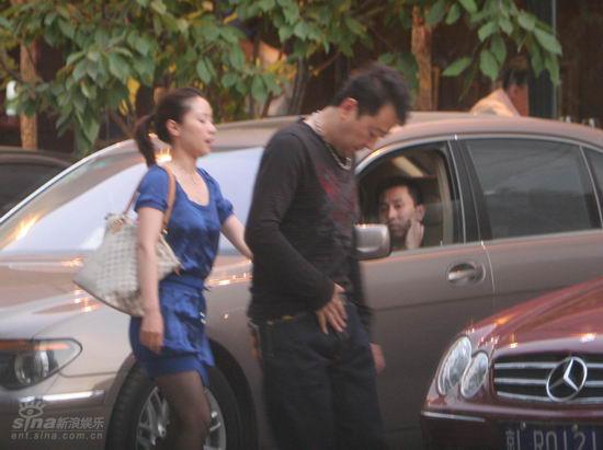 郭涛携妻子外出，一路沉默不语
