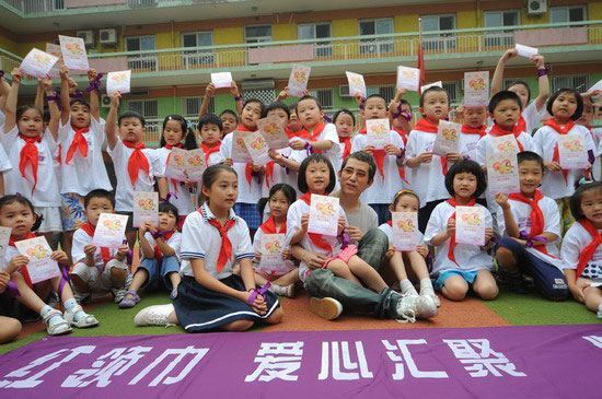 幼儿园,向小朋友们发放"红领巾紫丝带爱心2008活动爱心小使者"签名卡