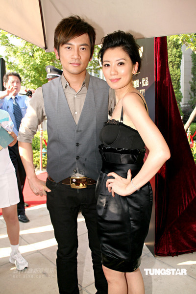 组图:贾静雯苏有朋首航谈感受 瞿颖盼足球