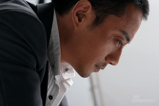 张涵予低头沉思