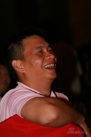 李小双台下观礼乐开怀