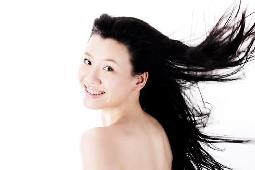 组图:刘琳写真回归自然 妩媚多姿展迷情