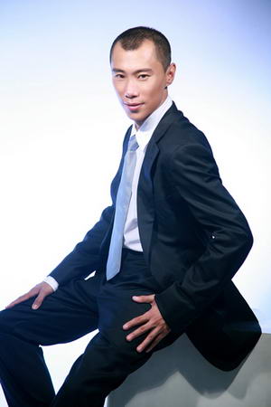 组图:郑昊写真低调优雅 展现别样绅士风采