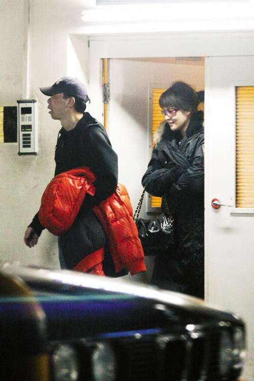 冯小刚带神秘女子回公寓过夜，有网友说她是青年演员贾青，也有人认为她就是沈星。