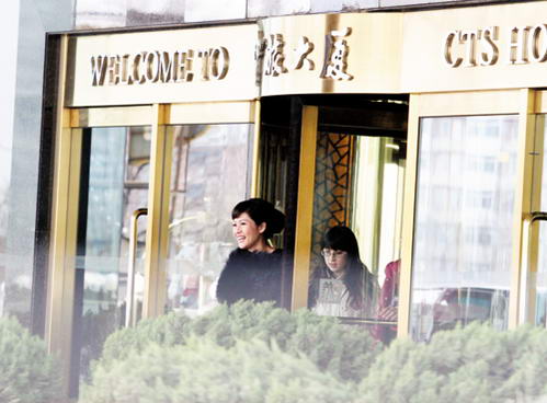 沈星满脸笑容地走出新书发布会所在的大厦，直奔机场回香港。