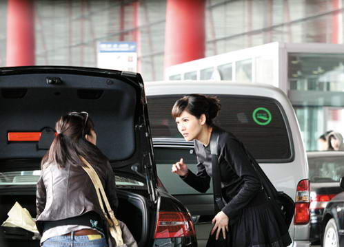 工作人员帮沈星拿出行李。沈星在北京来来往往总是一个人。