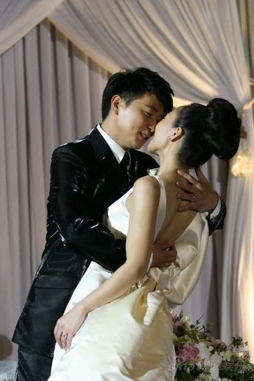 保剑锋何珈好恩爱热吻(图)