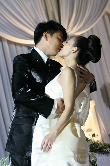 保剑锋何珈好恩爱热吻(图)