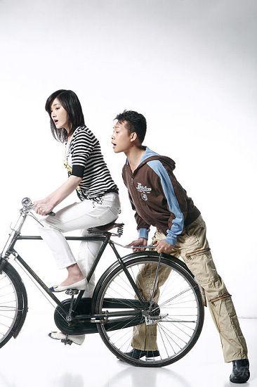 张译撞上邢宇菲 吻戏拍得很怵头(组图)