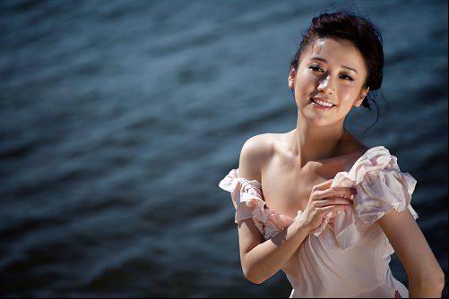 组图:百变张彤夏日写真 纯美无暇vs妩媚性感